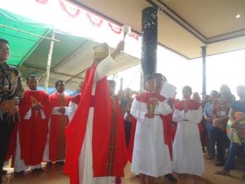 Uskup Agung Memberkati Gereja Santo Yohanes